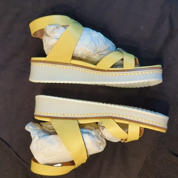 Franco Sarto cute summer sandals!  NWT 6W - Picture 3 of 5